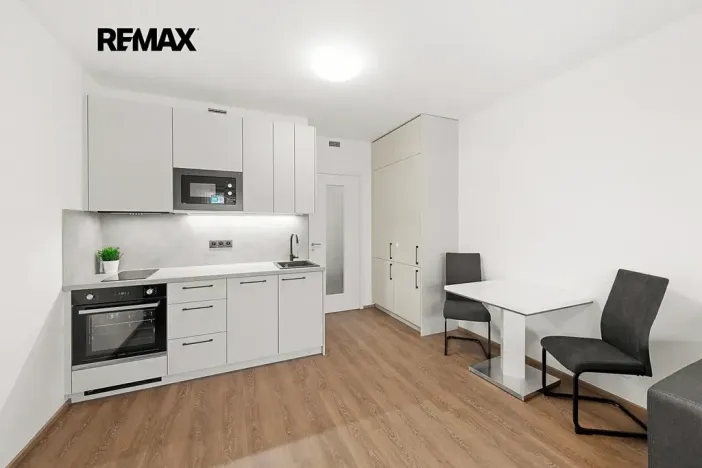 Pronájem bytu 1+kk, Praha - Hloubětín, Poděbradská, 33 m2