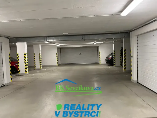 Pronájem garážového stání, Brno, Sentická, 17 m2