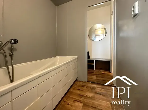 Prodej bytu 3+1, Praha - Podolí, Kaplická, 61 m2