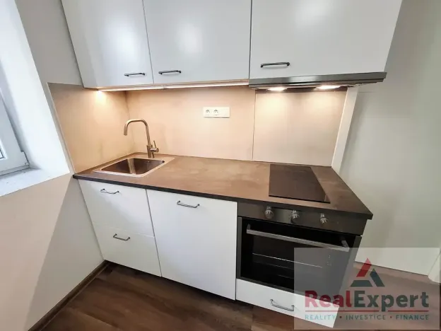 Pronájem bytu 1+kk, Praha - Vinohrady, Máchova, 29 m2