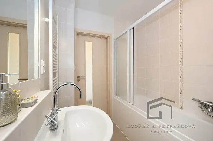 Pronájem bytu 2+kk, Praha - Kbely, Toužimská, 47 m2