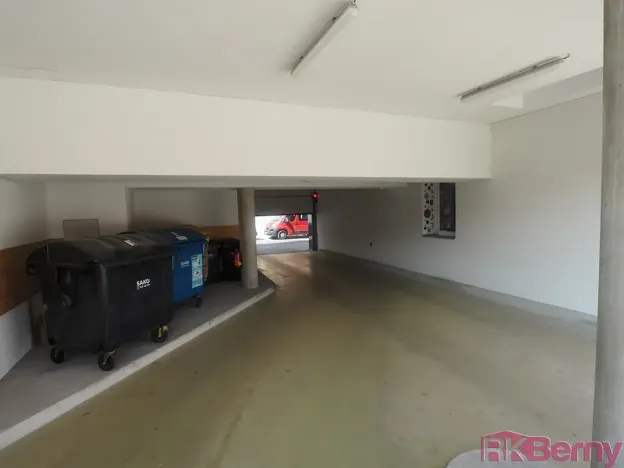 Pronájem garážového stání, Brno, Spolková, 13 m2