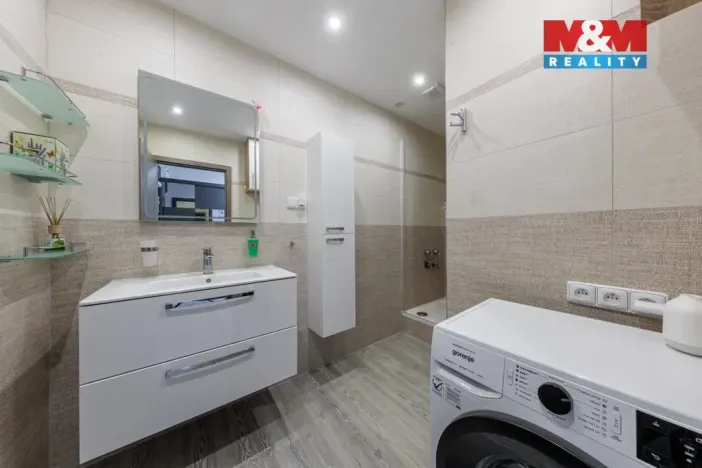 Prodej bytu 2+1, Karlovy Vary - Bohatice, Ostrovská, 68 m2