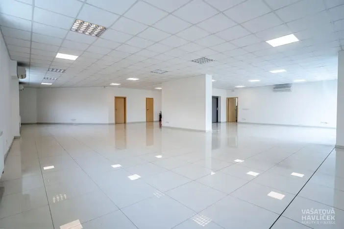 Pronájem obchodního prostoru, Hradec Králové, Víta Nejedlého, 400 m2