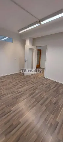 Pronájem kanceláře, Praha - Kobylisy, Nad Šutkou, 58 m2