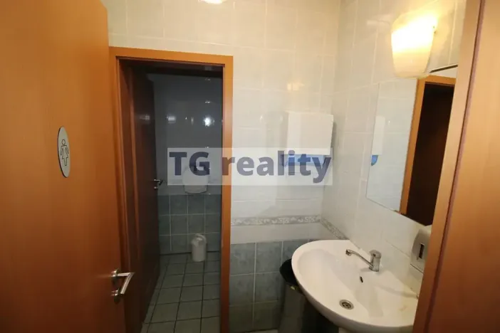 Pronájem kanceláře, Praha - Kobylisy, Nad Šutkou, 58 m2