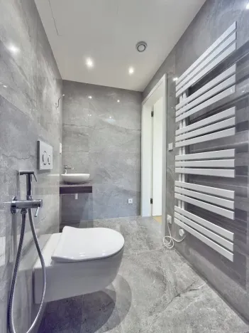 Prodej bytu 4+kk, Praha - Holyně, náměstí Pod lípou, 128 m2