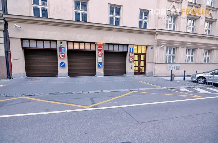 Pronájem garážového stání, Praha - Bubeneč, Jilemnického, 12 m2