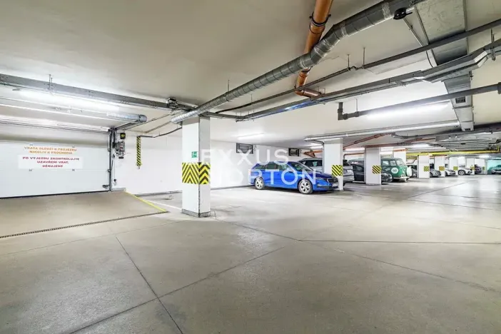Prodej garážového stání, Praha - Libeň, Nad Okrouhlíkem, 14 m2
