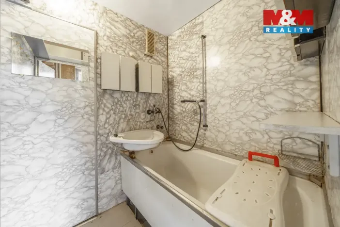 Prodej bytu 3+1, Karlovy Vary - Stará Role, Fibichova, 66 m2