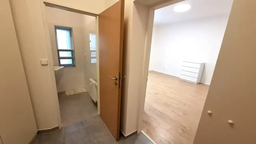 Pronájem bytu 1+kk, Praha - Vysočany, Vysočanské náměstí, 35 m2