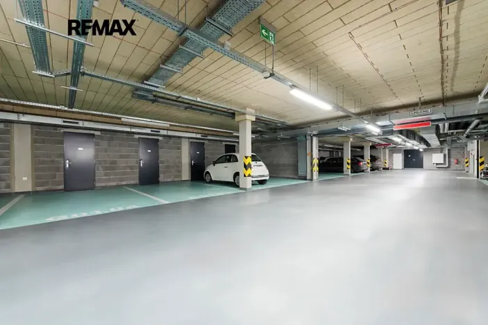 Pronájem garážového stání, Praha - Smíchov, Kobrova, 15 m2