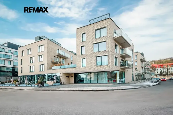 Pronájem garážového stání, Praha - Smíchov, Kobrova, 15 m2