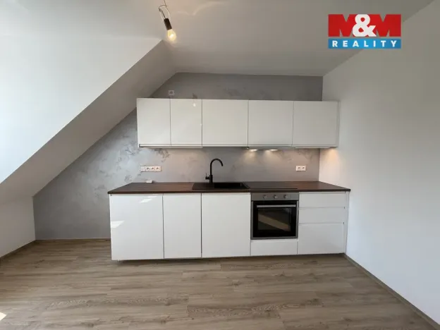 Pronájem bytu 1+kk, Třebechovice pod Orebem, Masarykovo náměstí, 41 m2