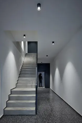 Pronájem garážového stání, Praha - Karlín, Sokolovská, 15 m2