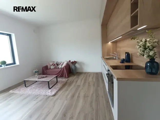 Pronájem bytu 1+kk, Praha - Uhříněves, Douchova, 30 m2