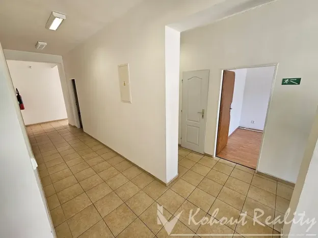 Pronájem kanceláře, Praha - Hloubětín, Nademlejnská, 136 m2
