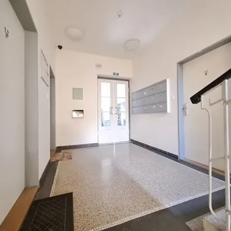 Pronájem bytu 1+1, Praha - Smíchov, Podbělohorská, 43 m2