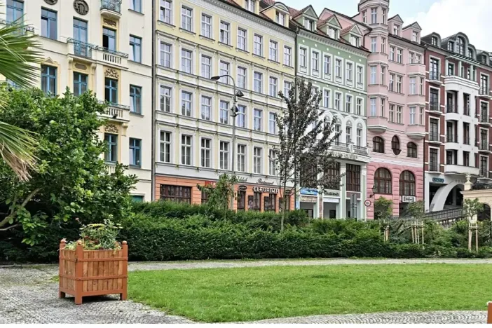 Prodej obchodního prostoru, Karlovy Vary, Divadelní náměstí, 100 m2