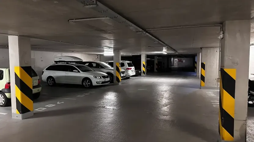 Pronájem garážového stání, Praha - Smíchov, Tomkova, 13 m2