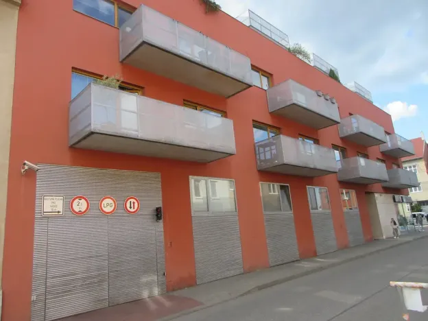 Pronájem garážového stání, Brno, Spáčilova, 17 m2