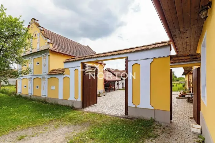 Prodej rodinného domu, Komárov, 450 m2