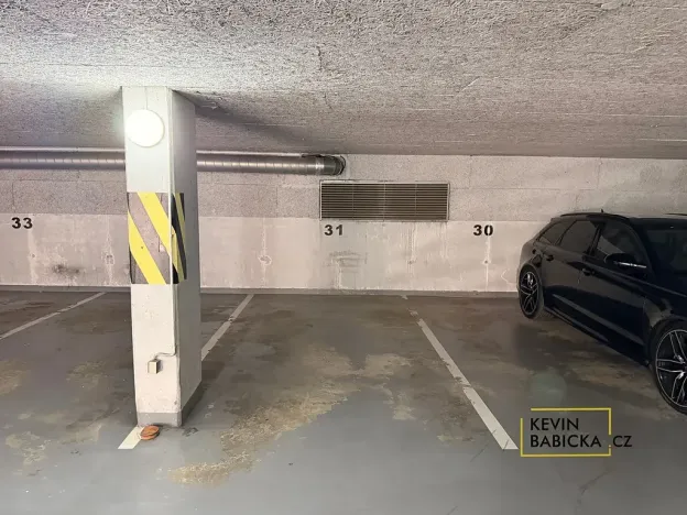 Pronájem garážového stání, Brno, Kosmova, 13 m2
