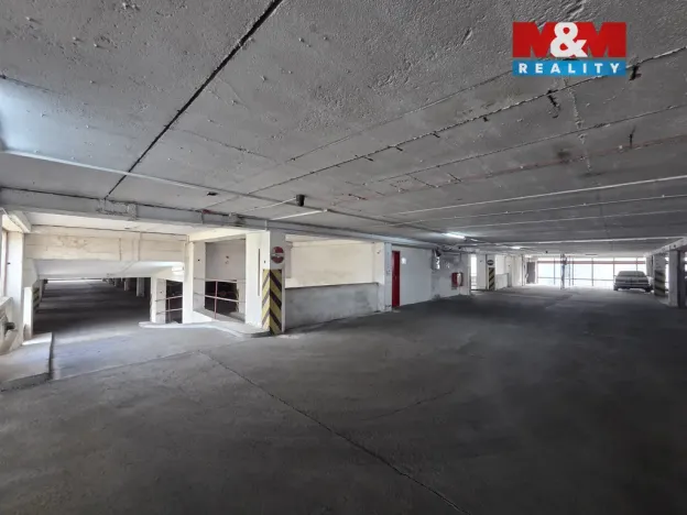 Pronájem garážového stání, Praha - Střížkov, Lovosická, 18 m2