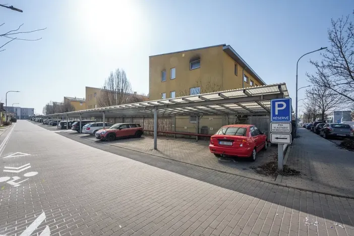 Pronájem garážového stání, Brno, Moutnická, 12 m2
