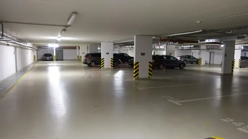 Pronájem garážového stání, Praha - Dejvice, Heinemannova, 12 m2