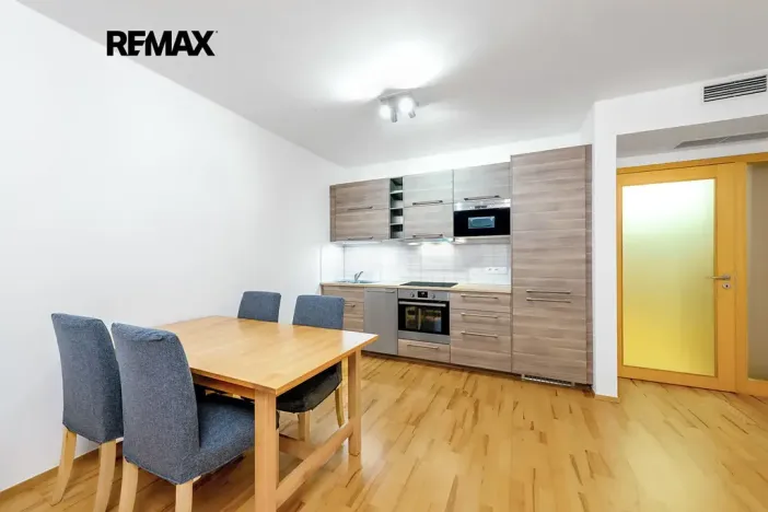 Pronájem bytu 1+kk, Praha - Žižkov, Ke kapslovně, 53 m2