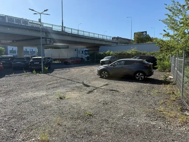 Pronájem komerčního pozemku, Praha, Radiová, 100 m2