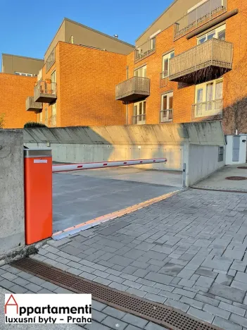 Pronájem garážového stání, Praha - Uhříněves, 12 m2