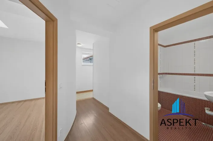 Pronájem bytu 2+kk, Praha - Holešovice, Poupětova, 64 m2