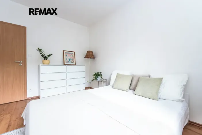 Prodej bytu 2+kk, Praha - Hlubočepy, Kováříkova, 37222 m2