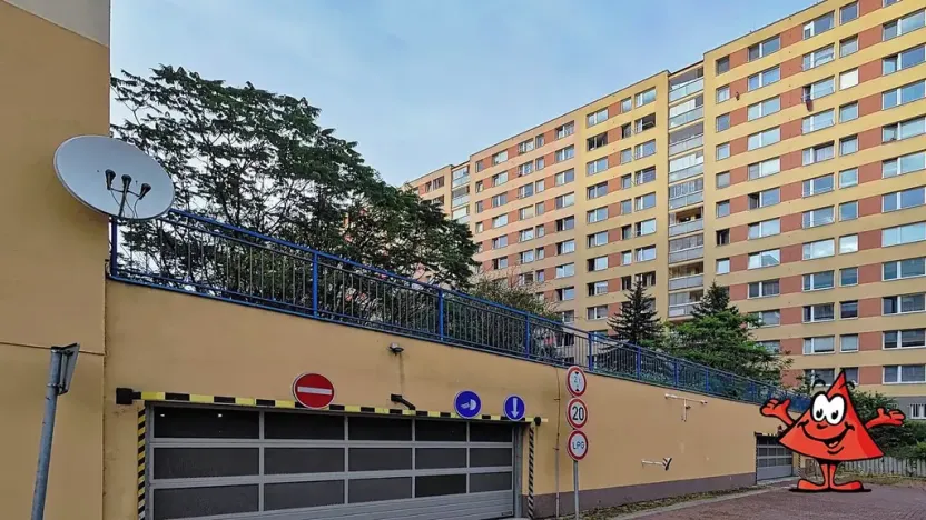 Pronájem garážového stání, Praha - Troja, Hnězdenská, 15 m2
