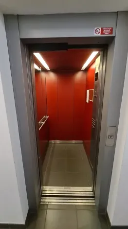 Pronájem garážového stání, Praha - Podolí, Nedvědovo náměstí, 20 m2