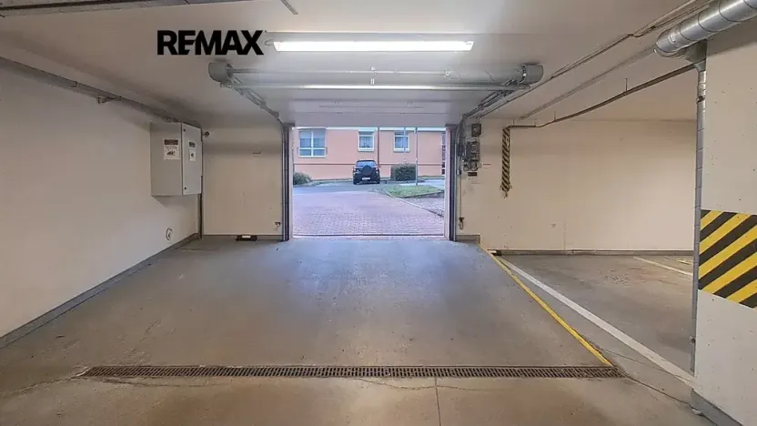 Pronájem garážového stání, Praha - Libeň, Nad Okrouhlíkem, 16 m2