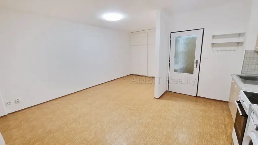 Pronájem bytu 1+kk, Praha - Hloubětín, Šestajovická, 30 m2