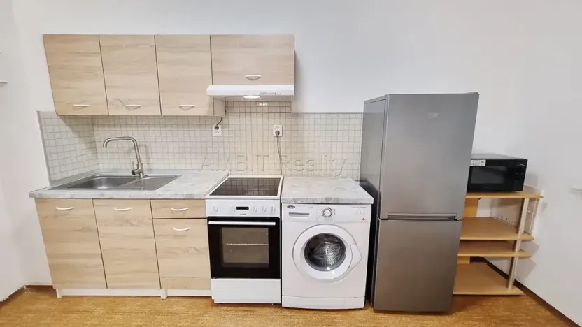 Pronájem bytu 1+kk, Praha - Hloubětín, Šestajovická, 30 m2