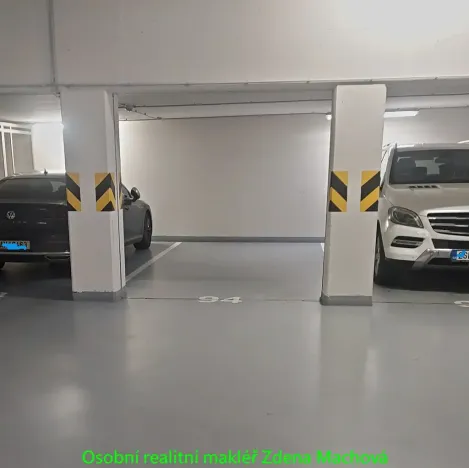 Pronájem garážového stání, Praha - Strašnice, Gutova, 18 m2