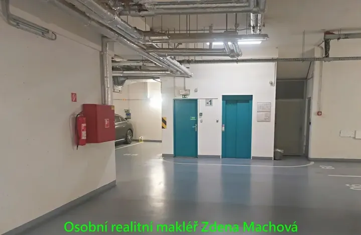 Pronájem garážového stání, Praha - Strašnice, Gutova, 18 m2