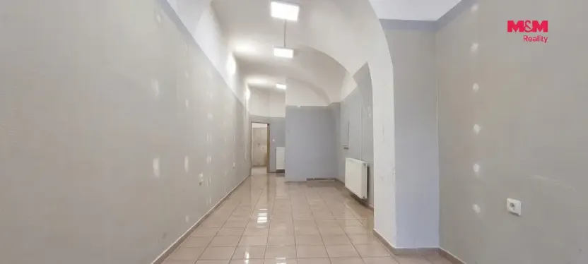 Pronájem obchodního prostoru, Přelouč, Masarykovo náměstí, 30 m2