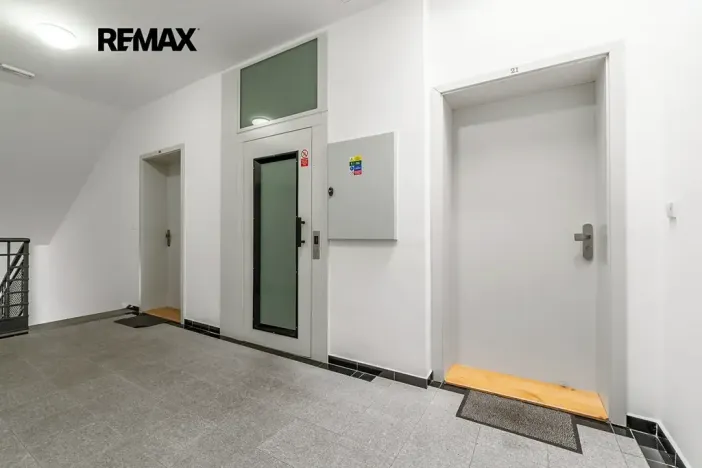 Pronájem bytu 1+kk, Praha - Dejvice, Velvarská, 44 m2