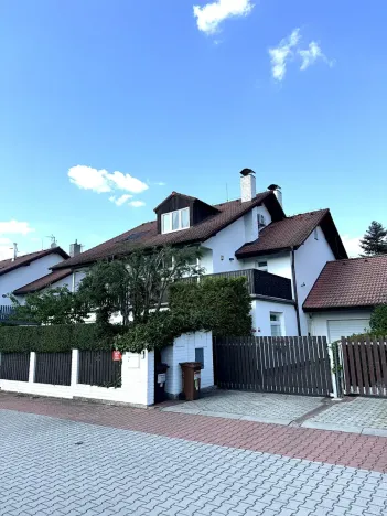Prodej rodinného domu, Praha - Benice, Okrasná, 230 m2