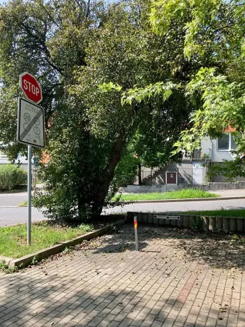 Pronájem garážového stání, Praha - Motol, Kudrnova, 18 m2
