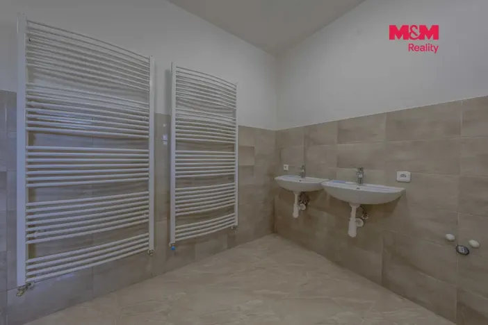 Pronájem rodinného domu, Vrátno, 302 m2