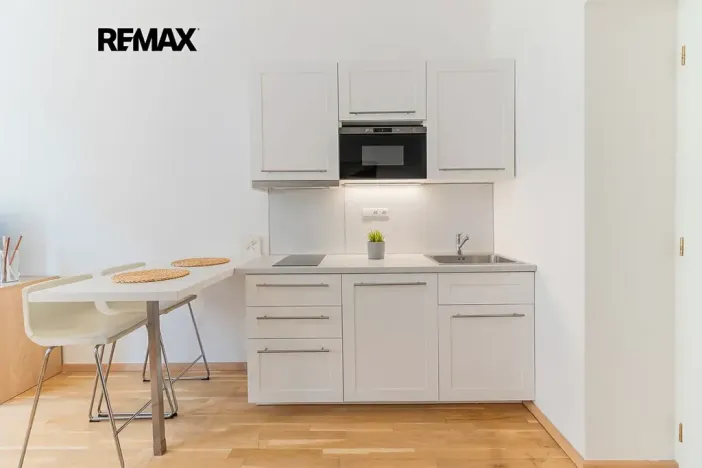 Pronájem bytu 1+kk, Praha - Smíchov, Zborovská, 35 m2