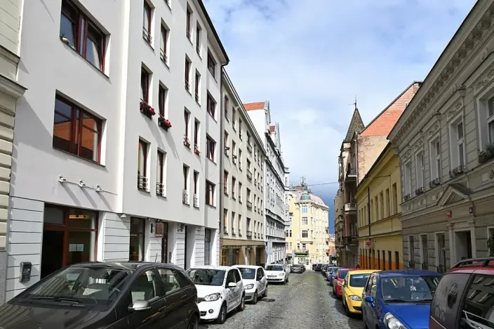 Pronájem garážového stání, Praha - Vinohrady, Voroněžská, 10 m2