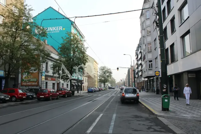 Pronájem garážového stání, Praha - Karlín, Sokolovská, 14 m2